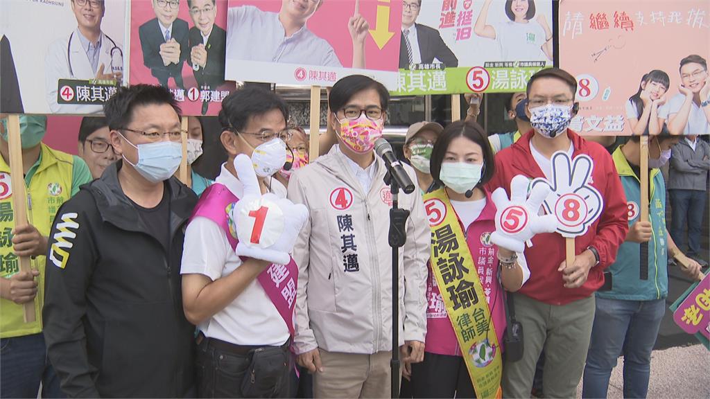 母雞帶小雞!陳其邁、柯志恩掃街拚人氣 積極備戰週六「政見辯論會」