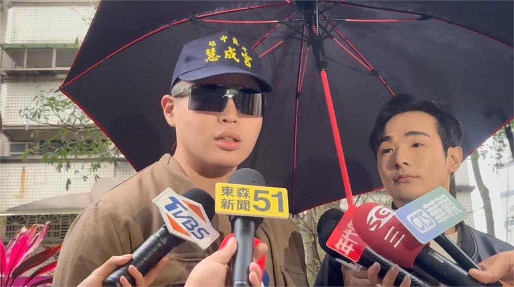 快新聞／未離台將強制出境！八炯、閩南狼一早衝小微家　等移民署上門執行
