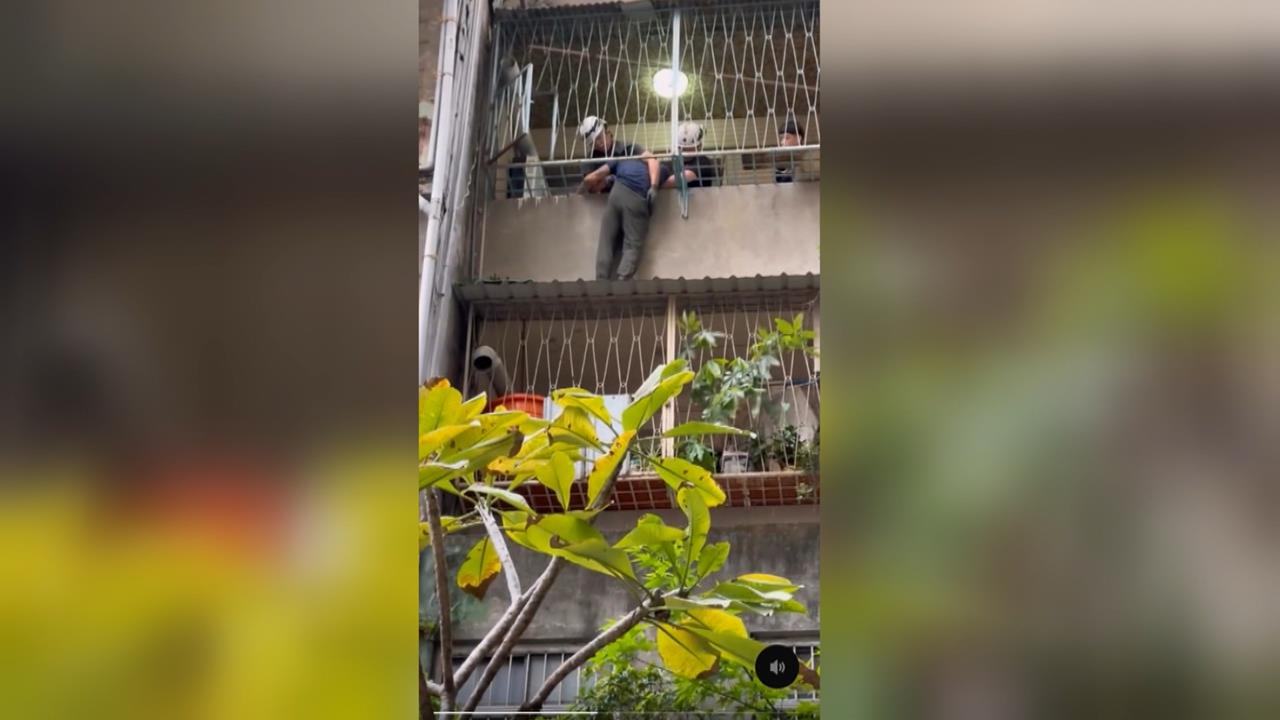 好糗！偷竊不成被發現　竊賊爬窗躲陽台外受困