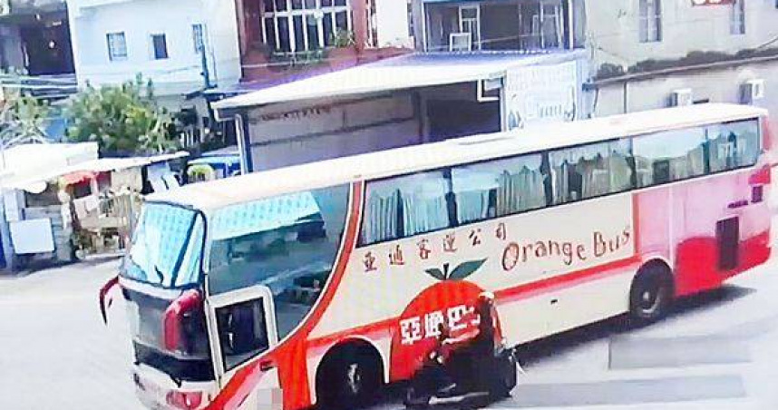 大客車疑未禮讓迴轉 機車攔腰撞騎士骨折斷牙傷勢慘