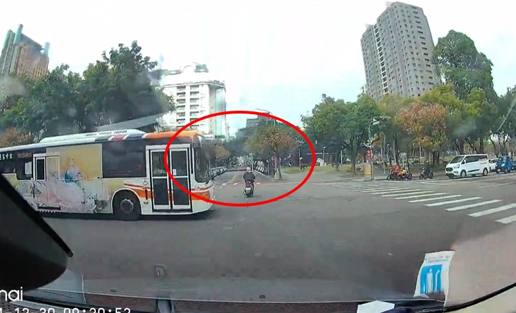 離譜！台中公車闖紅燈　女騎士催油門驚險閃過