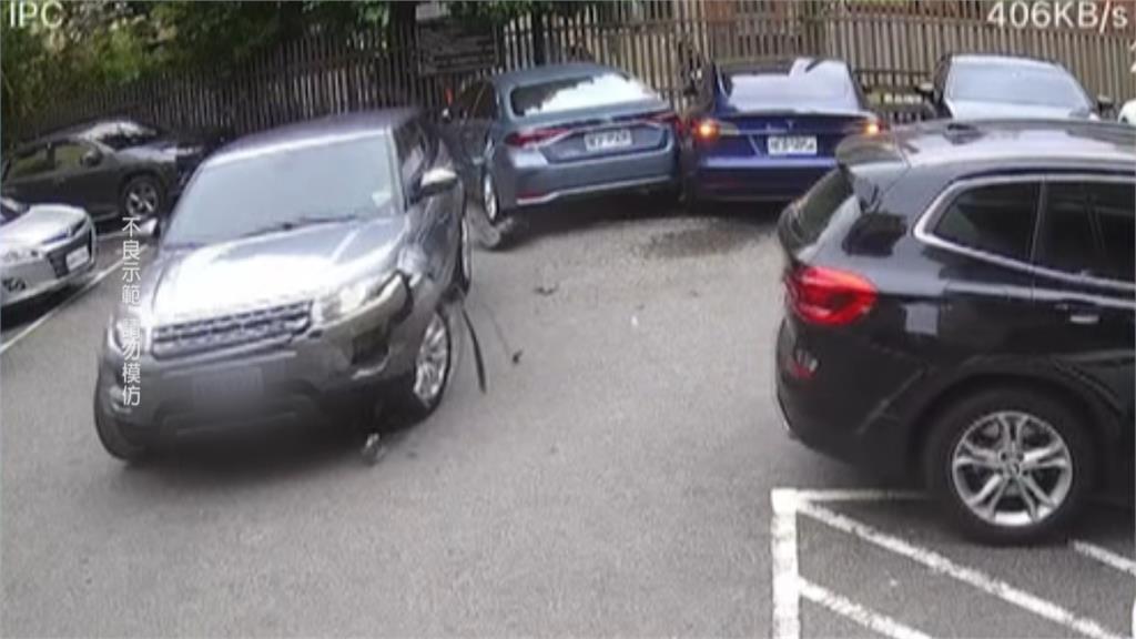影／浩克上身？駕駛不滿轎車沒停車格擋道　竟直接撞開車再倒車猛撞洩憤