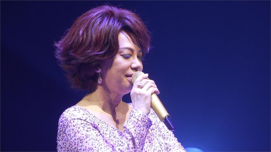 TICC化身影院！演唱會穿插紀錄片　蔡琴出道46年「不要告別」喊續唱下去