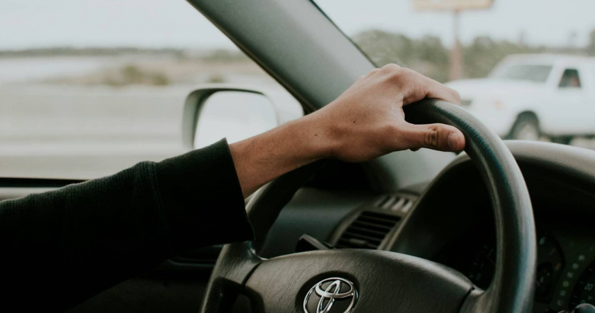 天氣冷發動車子要先「暖車」? 專家揭迷思:這2種車才需額外注意