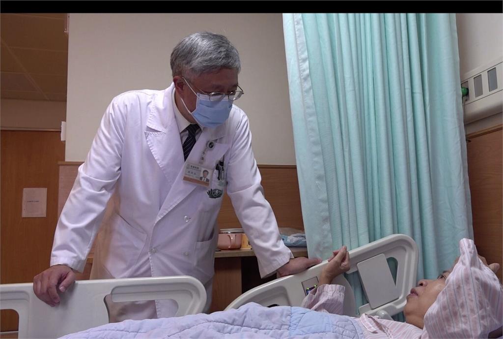 她抽菸30年突發背部劇痛   超惡「小細胞肺癌」侵骨！