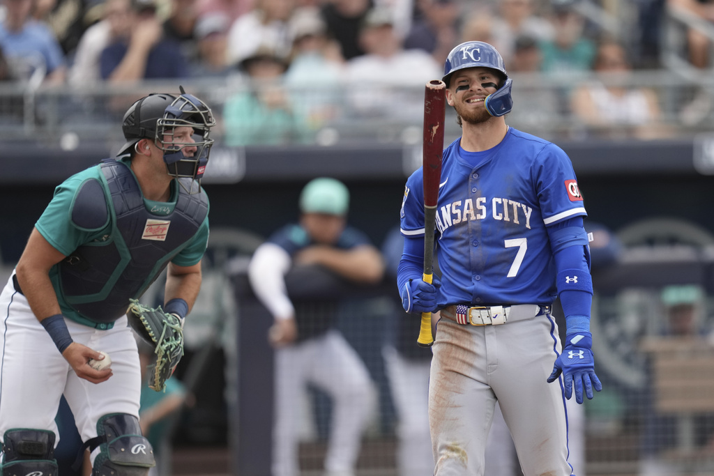 MLB(影)／皇家當家球星挨96英哩速球擊中　痛到蹲在地一時站不起來