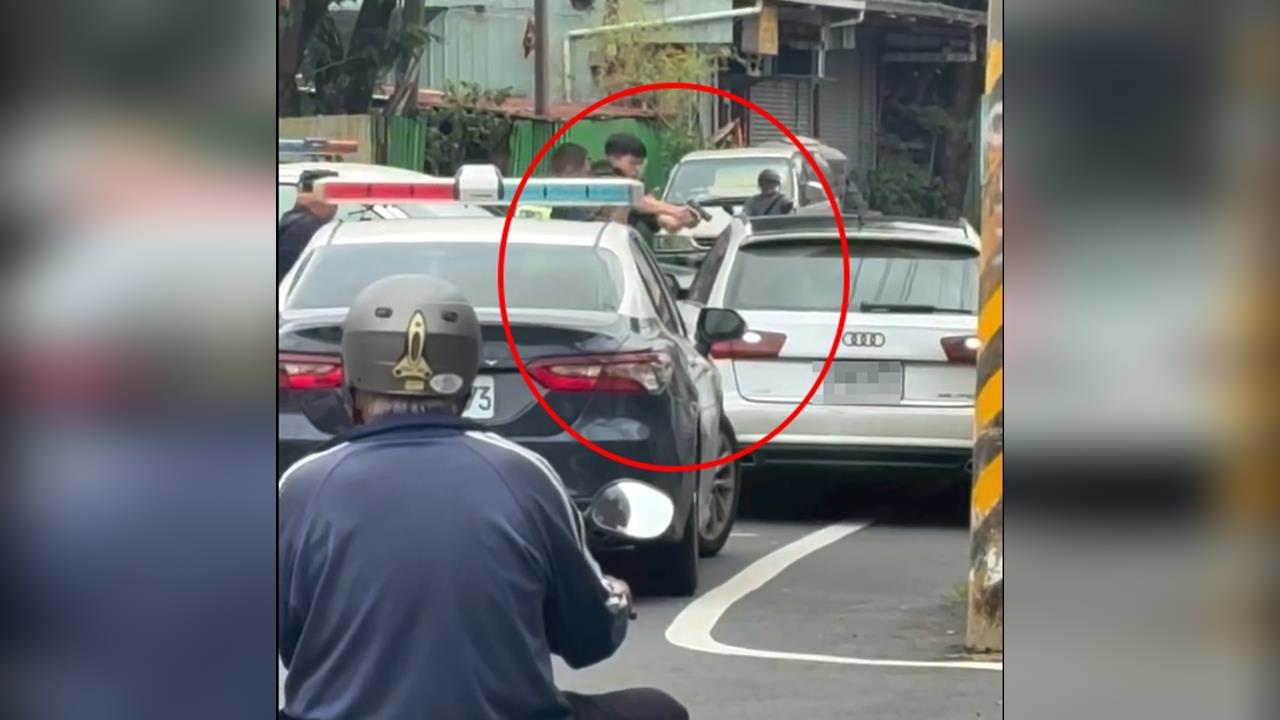 警匪圍捕！男子催油門撞警車突圍逃逸　警連開１４槍壓制