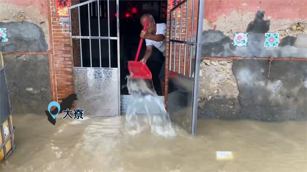雨炸高雄「宛如颱風」　人孔蓋變噴泉、「水上摩托車」險摔