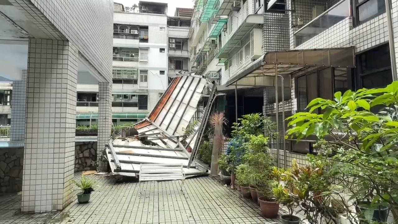 基隆吹12級陣風!地下道圍牆倒 安樂區加蓋鐵皮砸落