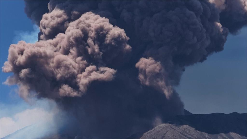 義大利埃特納火山噴發　大量火山灰直衝天際