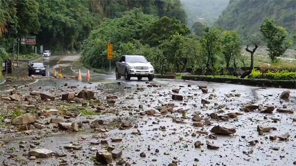 連日大雨造成山壁落石不斷！苗栗泰安鄉公所預防性封閉道路
