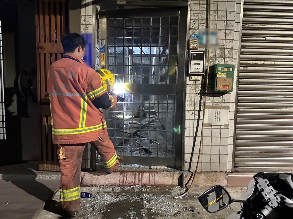 快新聞／新莊男不滿遭分手變「恐怖情人」　拿「高空煙火」炸爛女友家大門