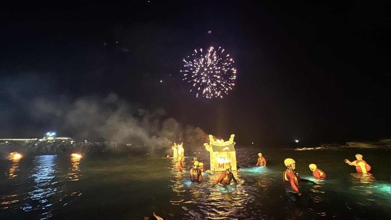 雞籠中元祭重頭戲！　放水燈遊行登場　繽紛花車吸睛