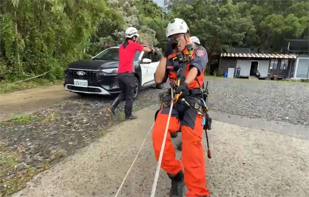 上山買咖啡倒車墜深谷　婦奇蹟獲救激動擁抱丈夫