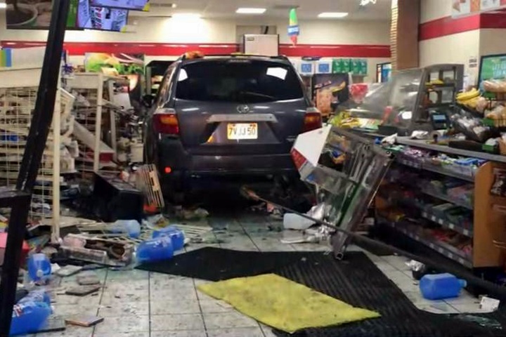 酒精作祟 駕駛極速撞入便利商店內