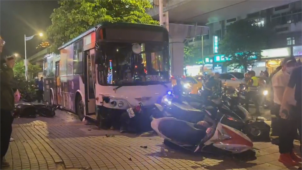 公車駕駛打瞌睡 衝人行道連撞24台機車 1死1警傷