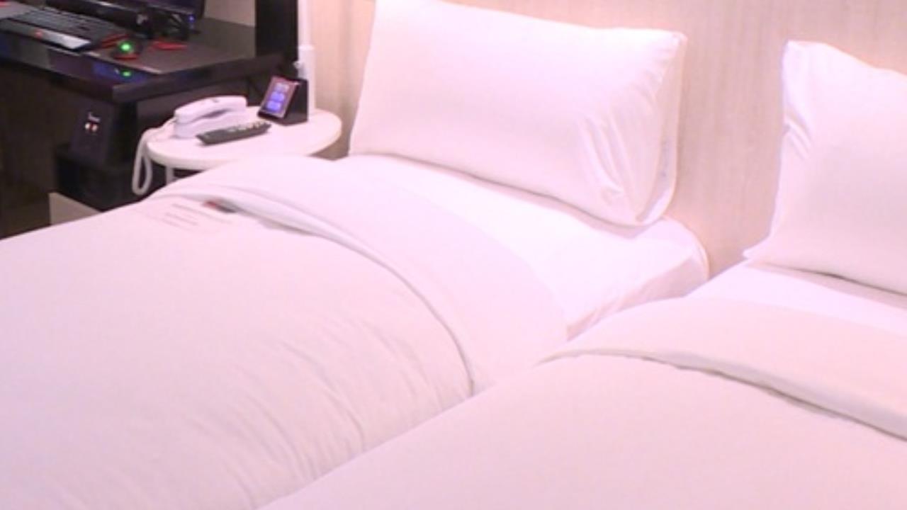 他進房驚見「封印床」！升等4人房「看得到睡不到」業者：加價才給睡