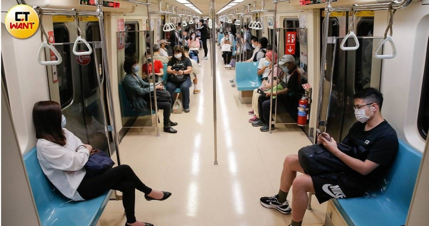 北捷車廂爆口角！女子揚言「要殺人」嚇壞乘客　家屬不願帶回