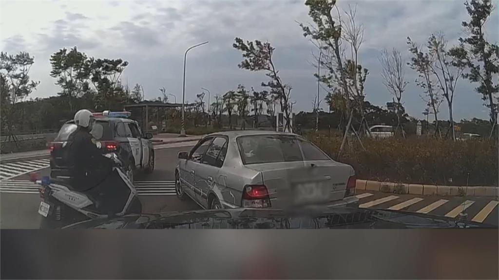 警匪追逐！男車牌註銷遭盤查　載女兒還拒檢撞警