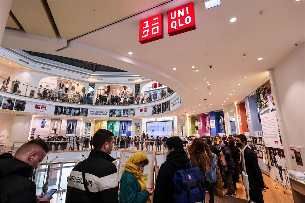 UNIQLO加入制裁！俄羅斯民眾瘋搶「排隊人潮擠滿店面」畫面曝