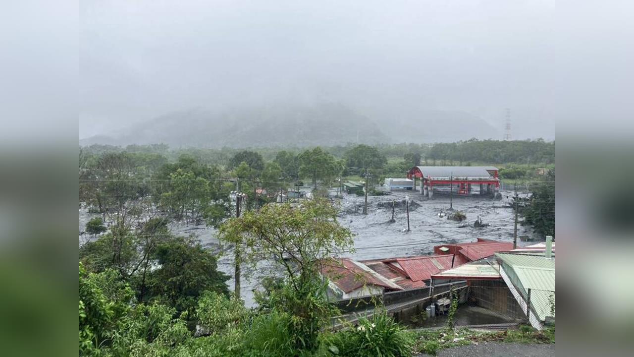 快新聞/花蓮萬榮鄉明利村淹2天水仍未退 村民大罵「這百分百就是人禍!」