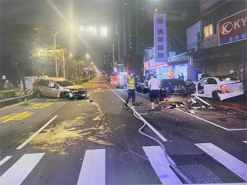 快新聞／驚悚瞬間！桃園蘆竹深夜車禍　3車追撞嚴重損毀、4人受傷
