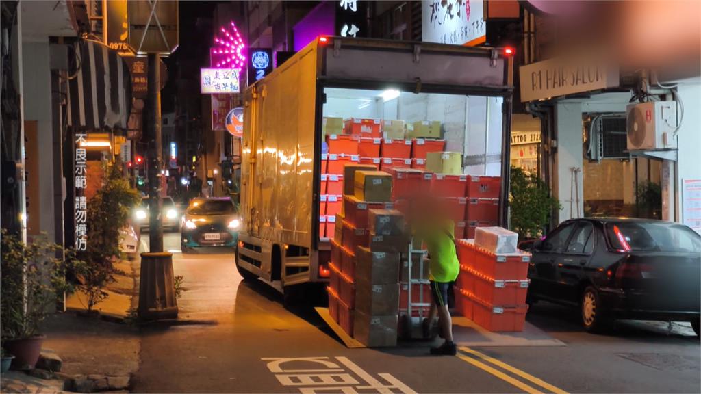 離譜違停！　貨車停智取店外大馬路　霸占一條街搬貨10幾分鐘民眾枯等