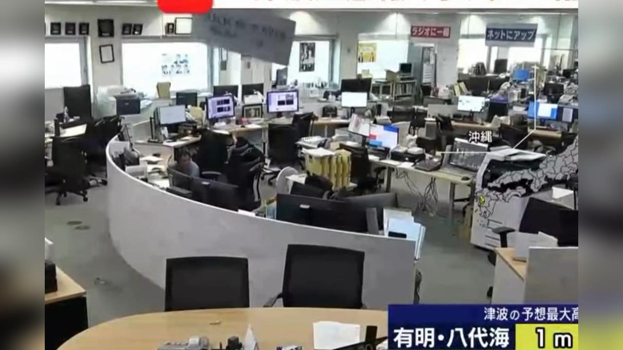 快新聞／強震瞬間！熊本新聞台全員躲桌下　台網友讚「趴下掩護穩住」滿分