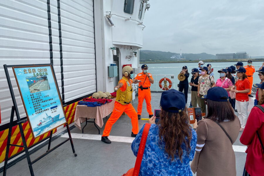 新北FUN暑假!鎖定「八里港灣嘉年華」 親水消暑登海巡艦