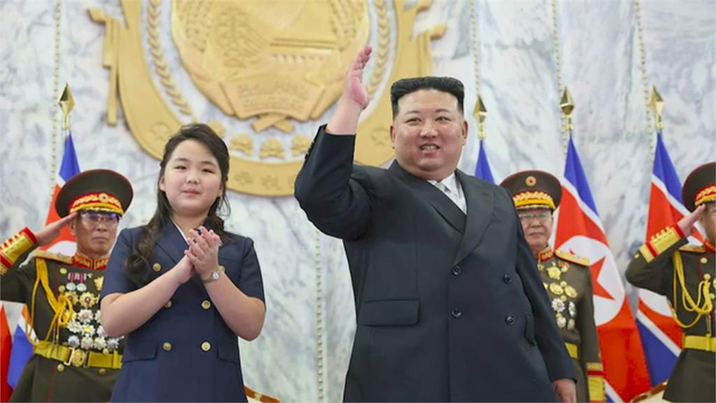 北朝鮮建政75周年大閱兵！ 金正恩與女兒出席