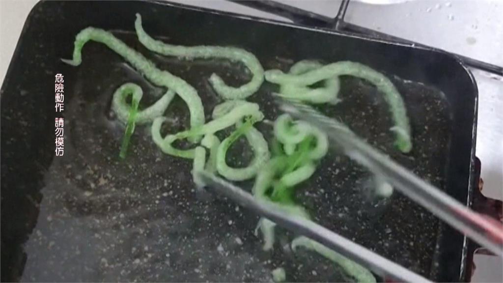 這能吃？南韓瘋「綠色環保牙籤」　炸到酥脆後搭配辣粉食用