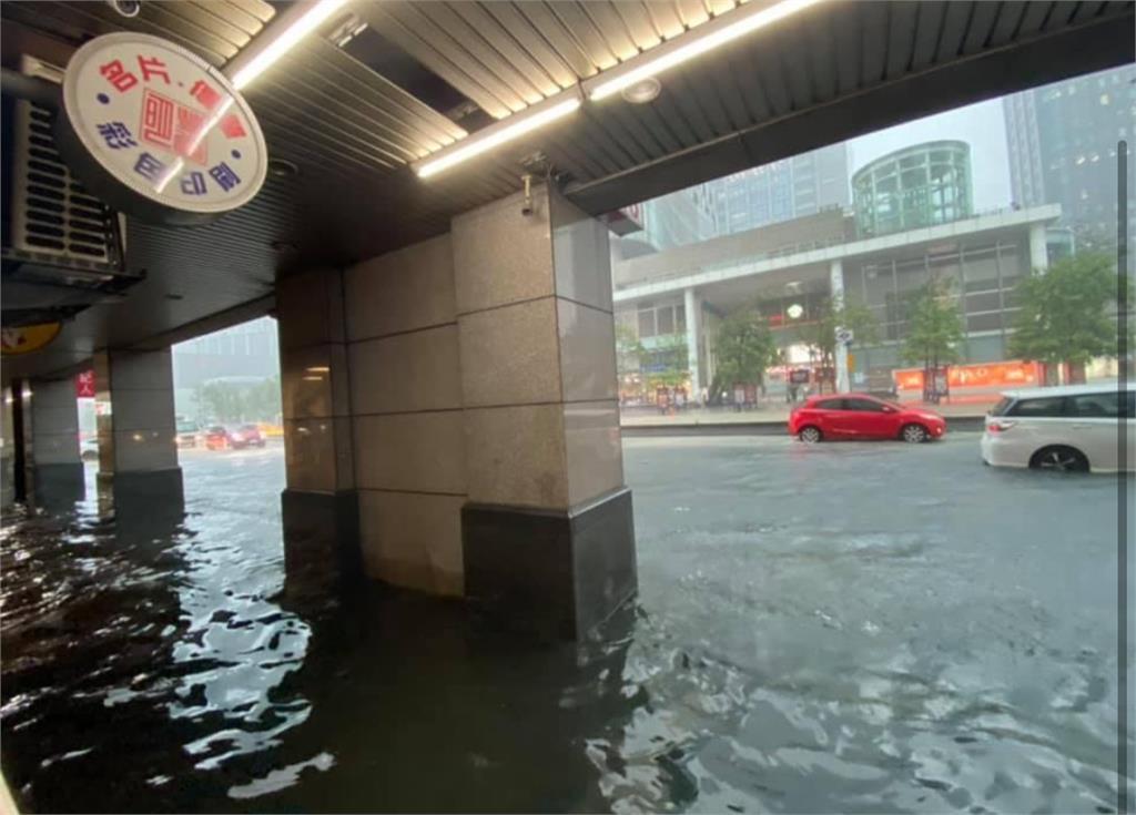 快新聞／信義區成「水都」！ 機車泡水橫躺水中　市府站陷入泥河