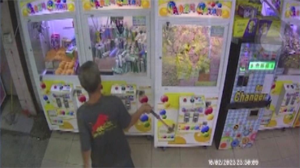 心情差玩打地鼠？醉漢亂砸娃娃機超商玻璃　警依毀損罪移送法辦