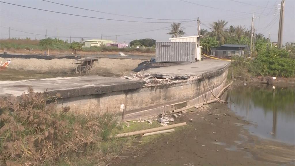 高雄產業道路路面塌陷大貨車險翻落魚塭　駕駛嚇壞不敢動彈