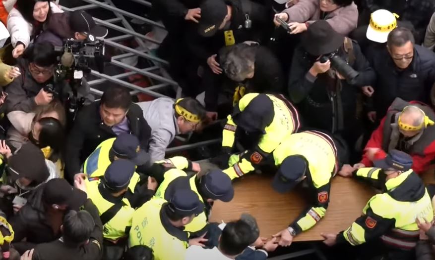 快新聞／青鳥上街抗議修法　卓榮泰盼韓國瑜出面：違反程序決議無法得到人民認同