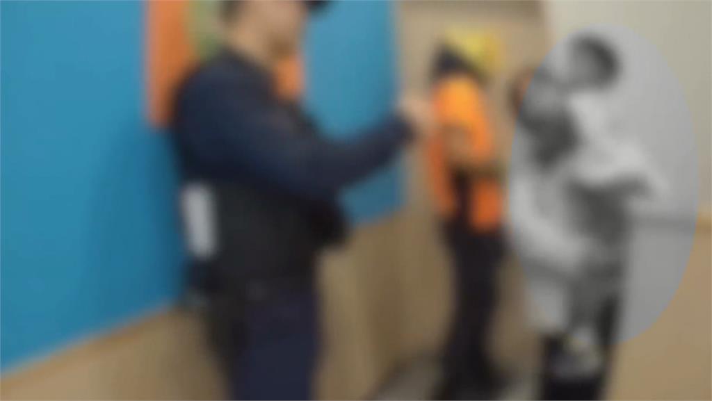 母子困速食店廁所近1小時　3歲男童大哭.警消破門救人