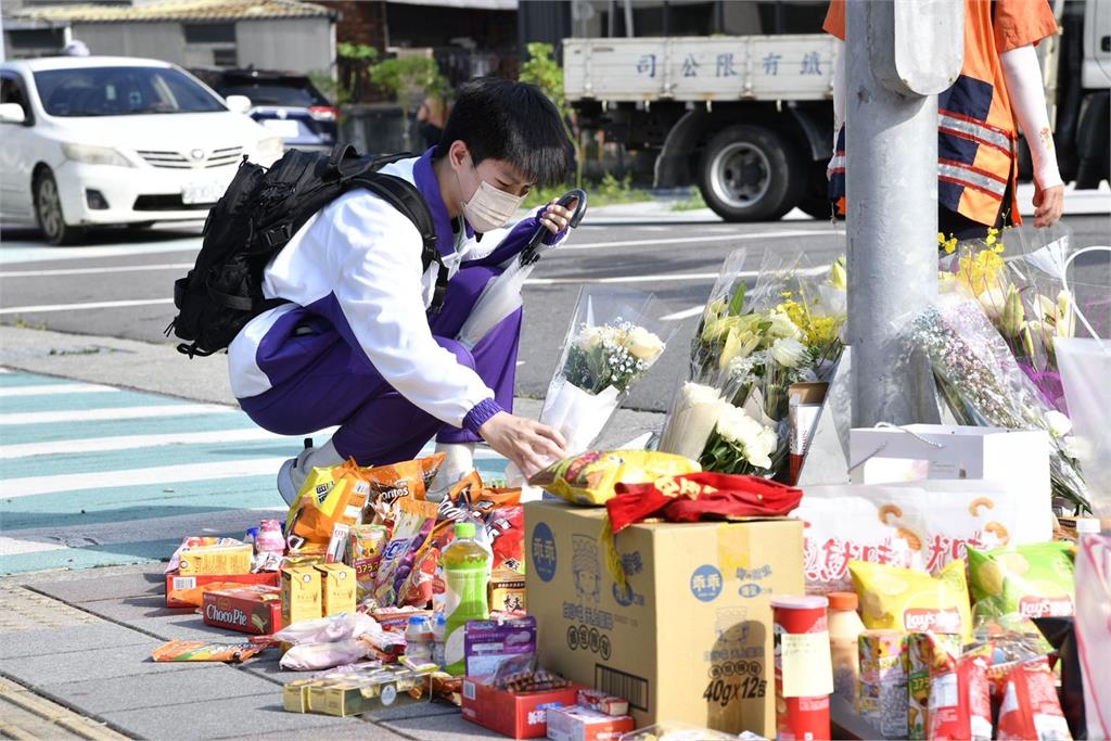 「那是我每天走的路…」三峽12歲女學生、40歲媽媽命喪校門　悼念畫面讓人心碎