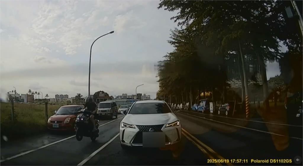台南騎士耍帥「翹孤輪」好糗！　當場摔車倒地最高罰3萬6