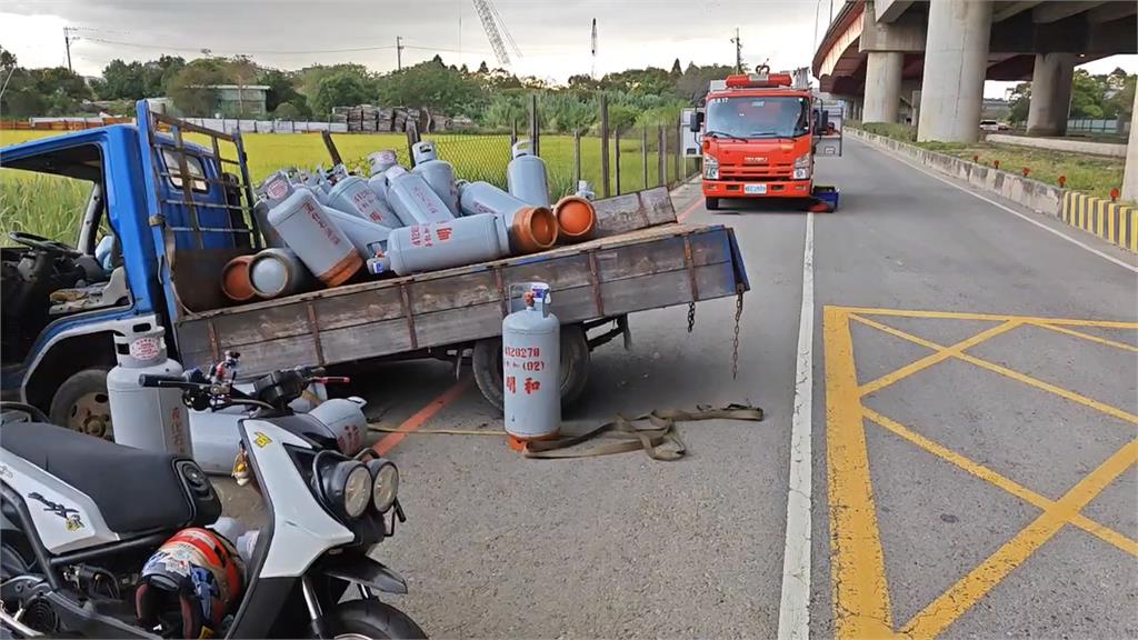 桃園平鎮5車連環撞車禍　4人慘受困「變形轎車」
