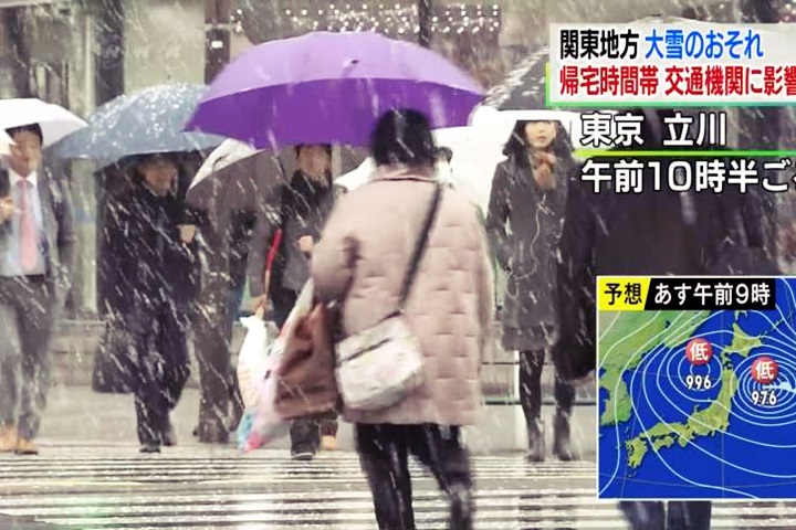 東京都下大雪 呼籲民眾早回家避免交通受阻