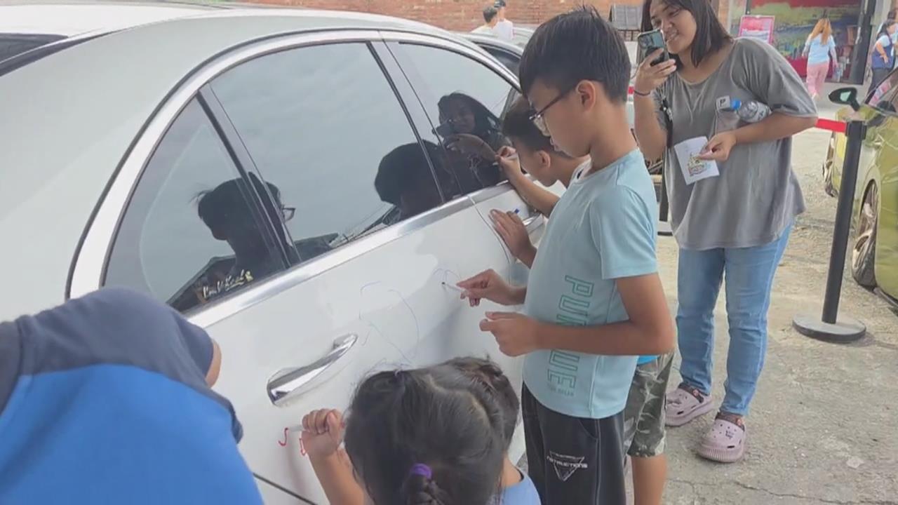 賓士車當畫布! 潮州文化園區辦車展 2白色報廢賓士車提供塗鴉