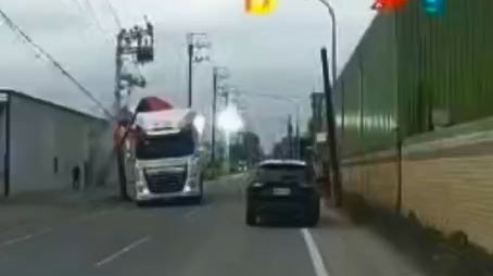 大貨車鷗翼門扯斷電線桿釀停電　粗心駕駛賠慘了