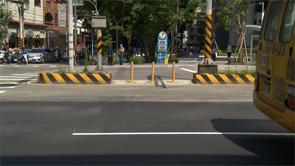 十字路口斑馬線設行人庇護島外　行人車潮中過馬路超困擾