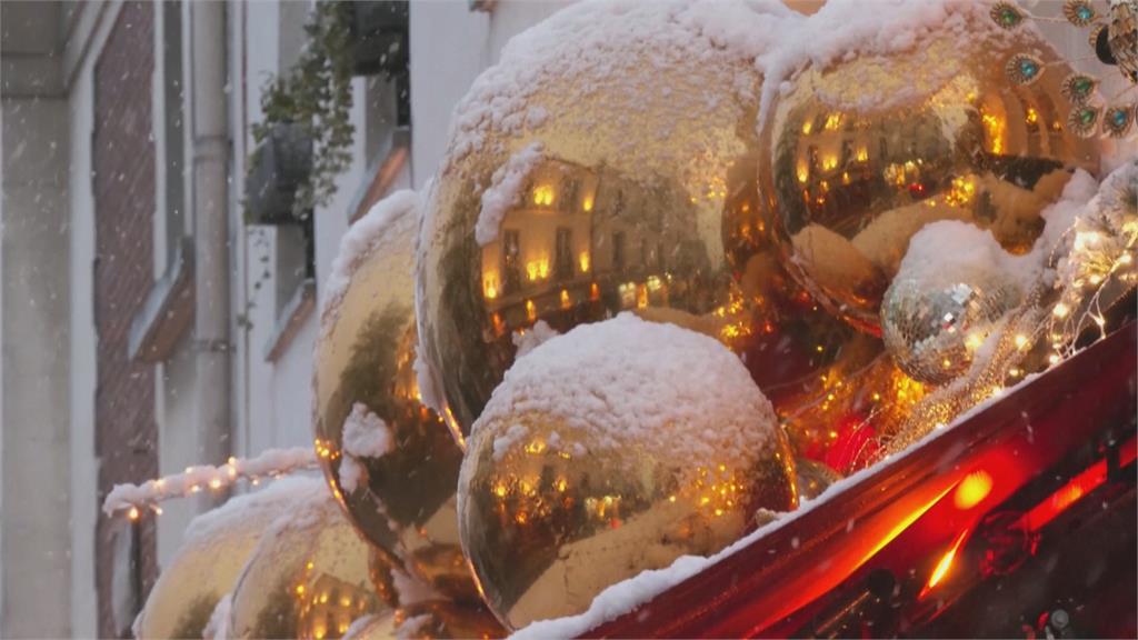 法國下雪了！　巴黎鐵塔、蒙馬特聖心堂湧賞雪人潮