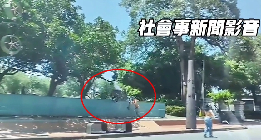 外籍單車玩家騎上公園圍籬　極限運動選錯場地遭警勸離