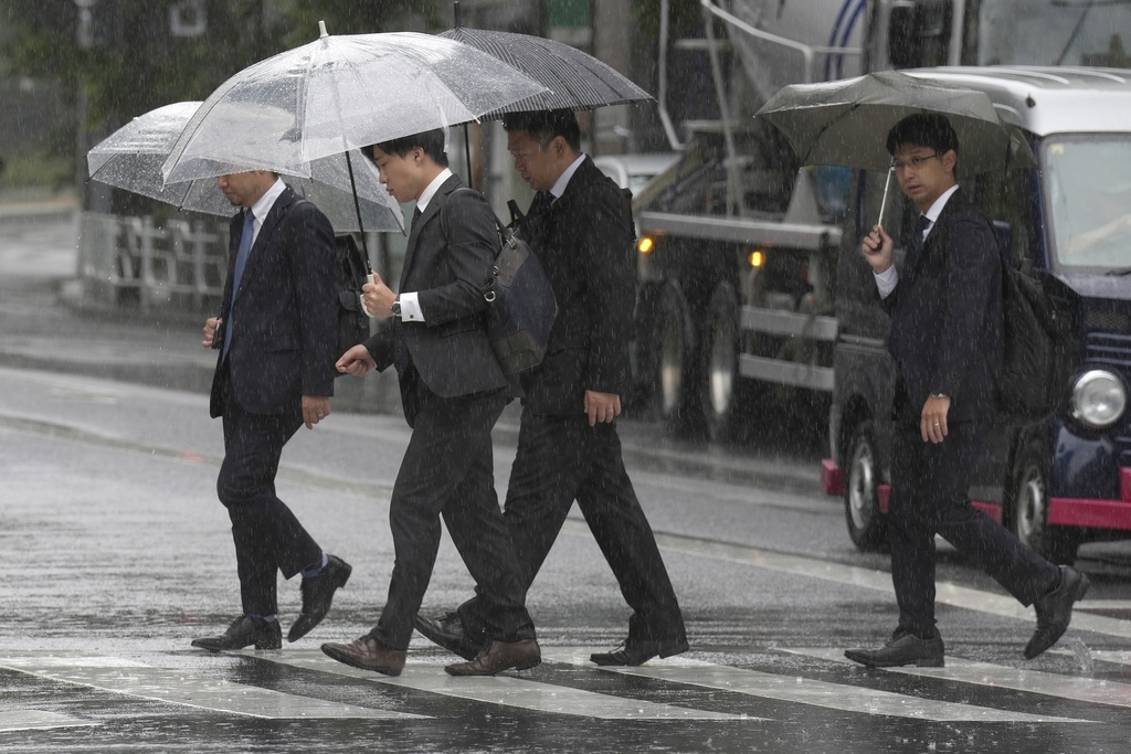 梅雨鋒面籠罩！　日本多地暴雨　河川暴漲、土石坍方　鐵路被迫停駛
