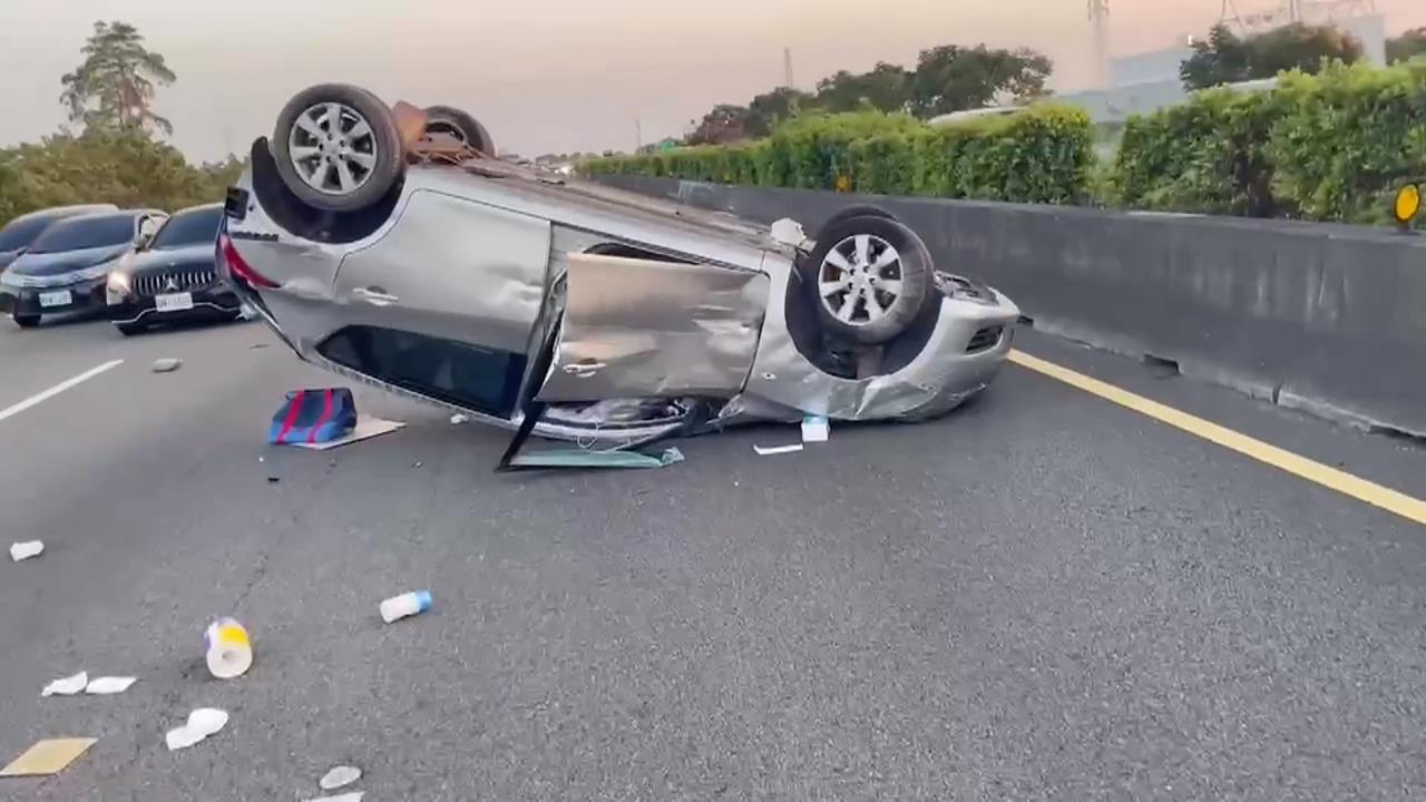 國道車禍! 苗栗頭屋五車連環撞 彰化花壇轎車"被撞翻"