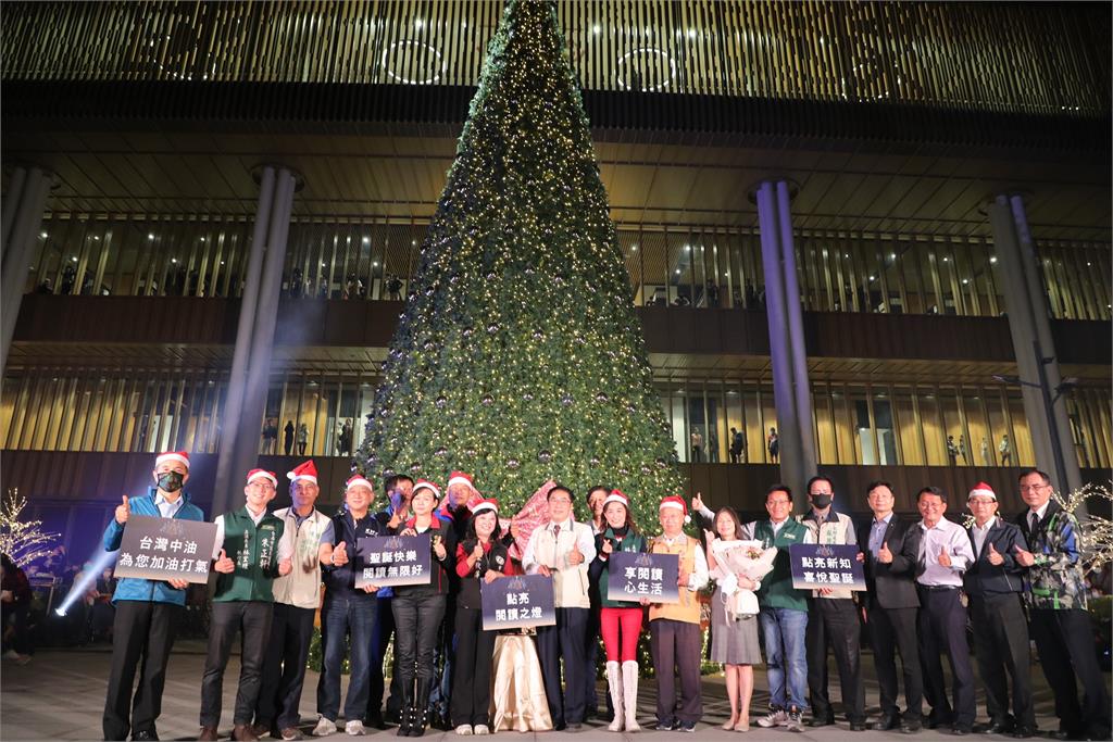 台南新總圖、閱之森公園化身奇幻耶誕森林! 黃偉哲點亮「14公尺耶誕樹」