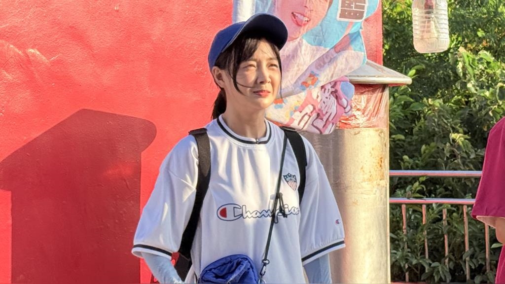 騎車雙載籃籃「卡最斜陡坡」急跳車! 驚險一幕全錄下嚇喊:太危險