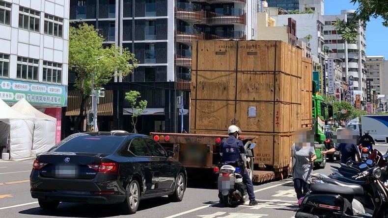 高雄街頭驚現「4米巨大木箱」警察一路護送！裡面裝什麼？答案公布